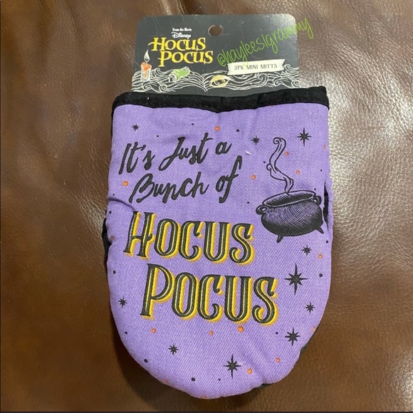 Disney IT'S JUST A BUNCH OF HOCUS POCUS Mini Oven Mitts BRAND NEW! - Picture 1 of 3